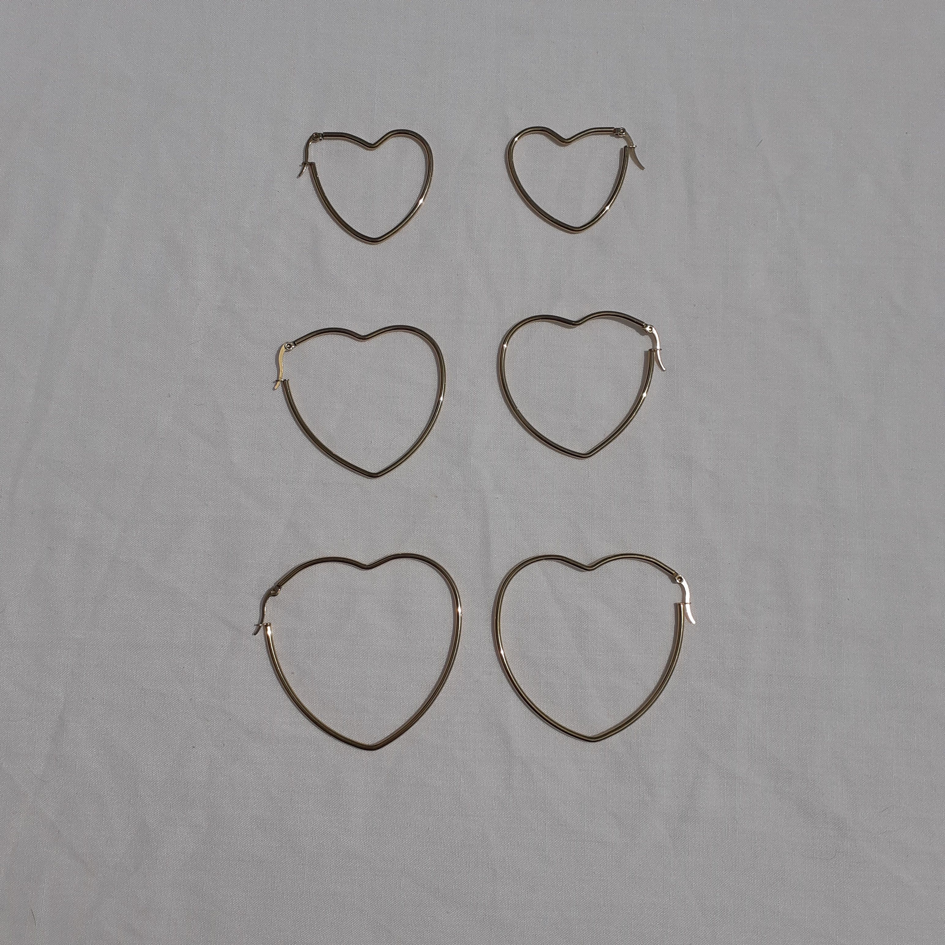 12 Arracadas doradas en forma de corazón de acero inoxidable (3 tamaños)