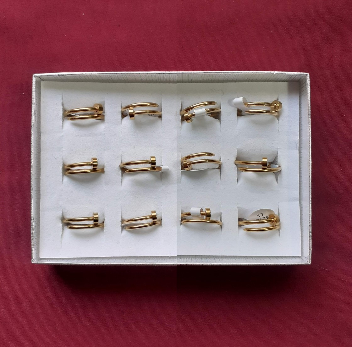 Cajita con 12 anillos de clavo dorado de acero inoxidable (diferentes medidas)