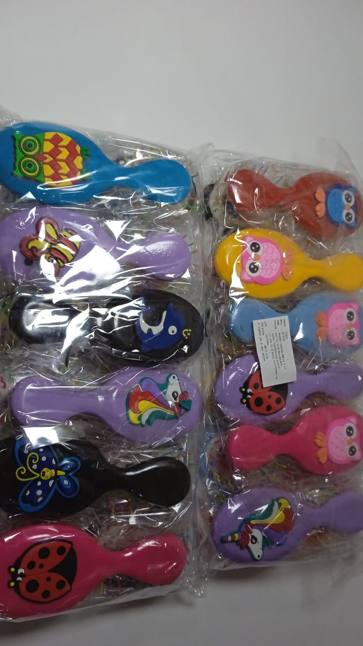 6 Cepillos Infantiles con cerdas de colores en diseños infantiles 