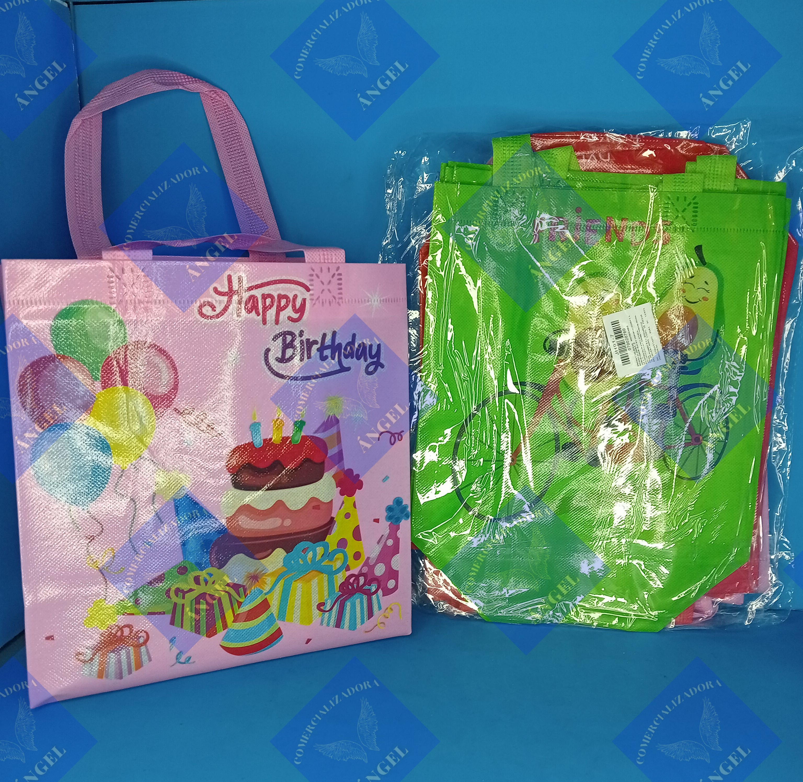 Tres docenas de bolsa chica ( 23cm x 21 cm x 11cm) de plástico con diseño y asa( surtida conforme a existencias) 